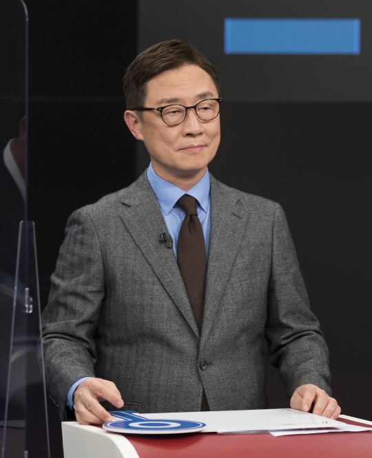 국민의힘 대선 예비후보인 최재형 전 감사원장이 16일 서울 중구 TV조선 스튜디오에서 열린 제20대 대통령선거 경선후보자 1차 방송토론회에서 토론을 준비하고 있다.국회사진기자단·연합뉴스